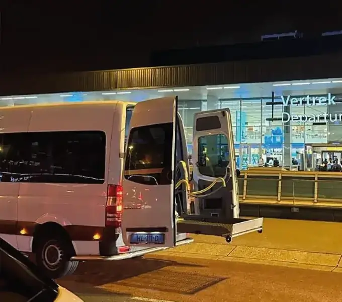 Rolstoelbus bij Schiphol voor reizigers uit Dordrecht